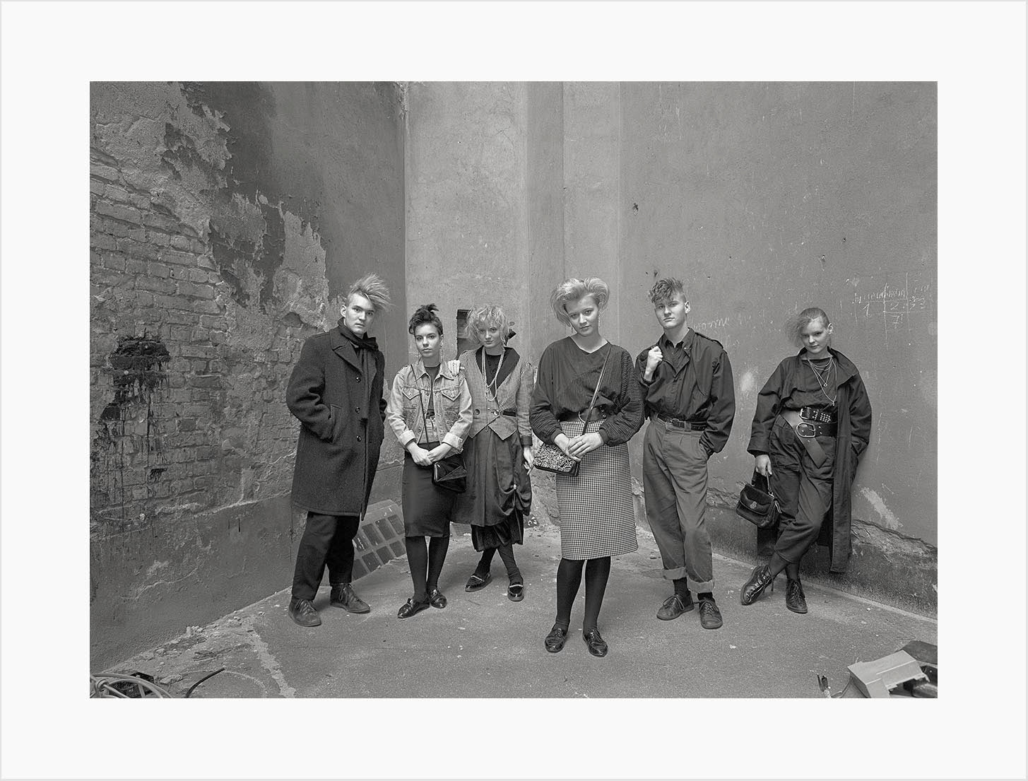 Harf Zimmermann "Hufelandstraße 1055 Berlin" #871000_01,
Tomi (Lehrling), Silvy (Schülerin), Manuela (Lehrling), ihre Schwester Beatrix, genannt Trixi (Schülerin), Uwe, genannt Wembley (Lehrling), Tatjana, genannt Schnüdel (Schülerin) (von links)