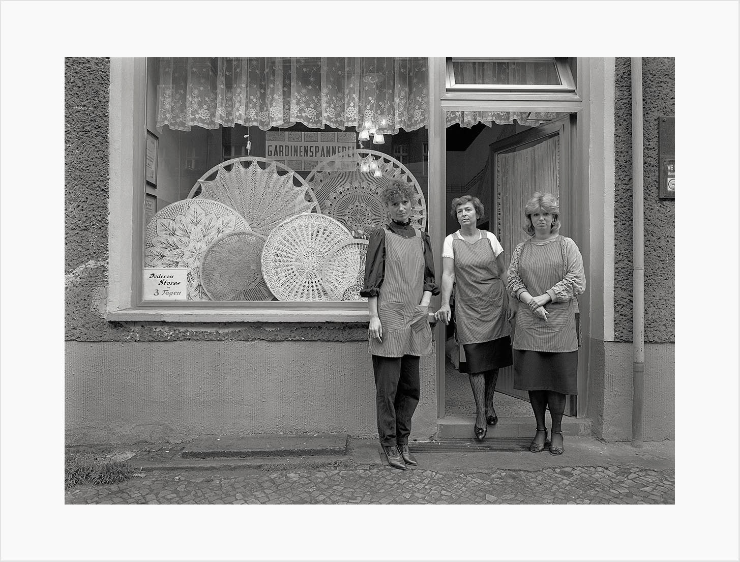 Harf Zimmermann "Hufelandstraße 1055 Berlin" #871000_08, Frau Bothe (mitte) und die Angestellten