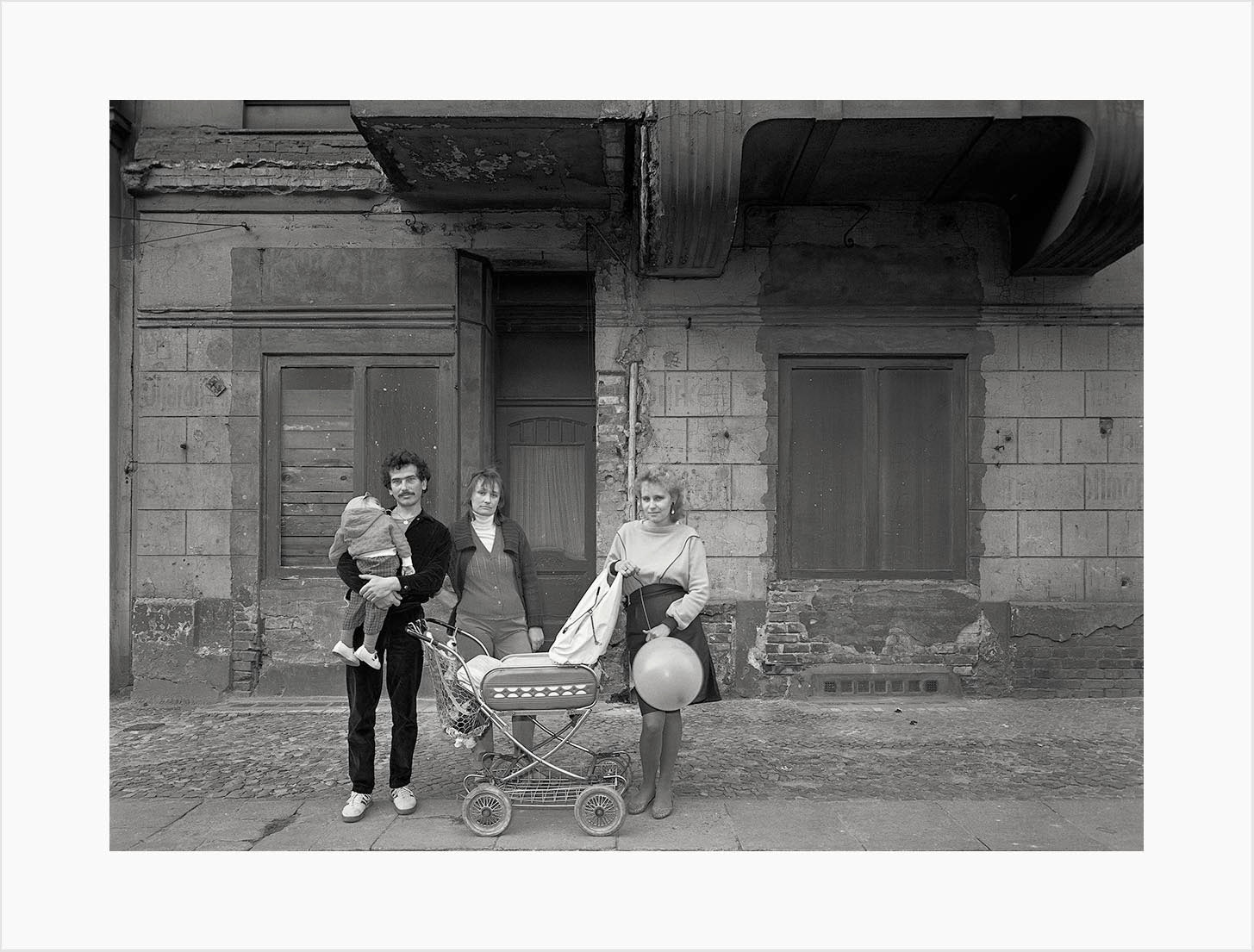 Harf Zimmermann "Hufelandstraße 1055 Berlin" #871000_20, Frau Baerh (mitte), Ihre Tochter (rechts), ihr Enkel, ihr Mann
7. Oktober 1987